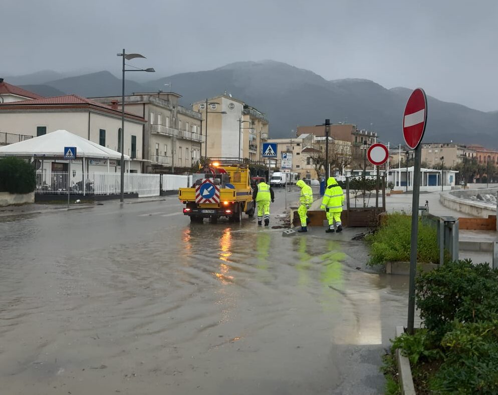 Mareggiata a Sapri, chiuso tratto del Lungomare