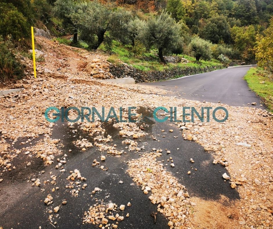 Maltempo, terra e detriti sulla strada per Morigerati