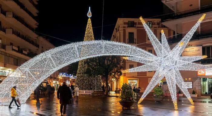 Agropoli, entra nel vivo il Natale: domani l’apertura dei mercatini