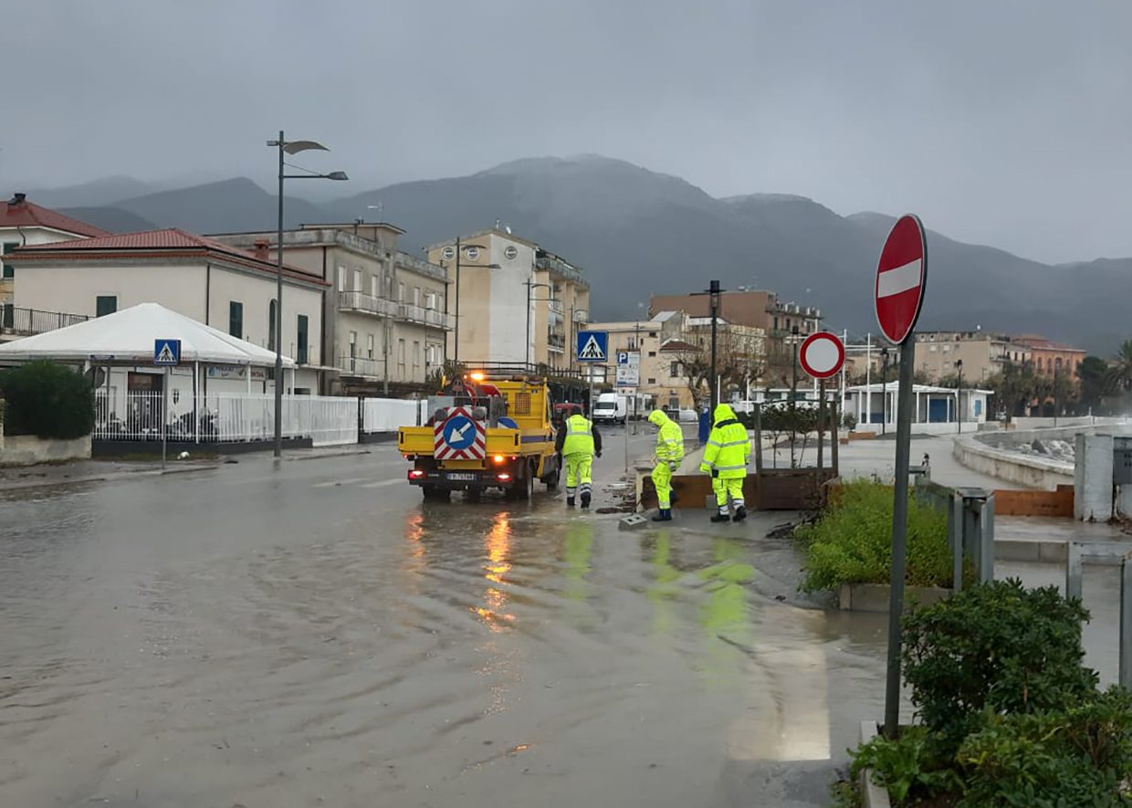 Sapri, dopo la mareggiata riaperto il tratto di lungomare interdetto