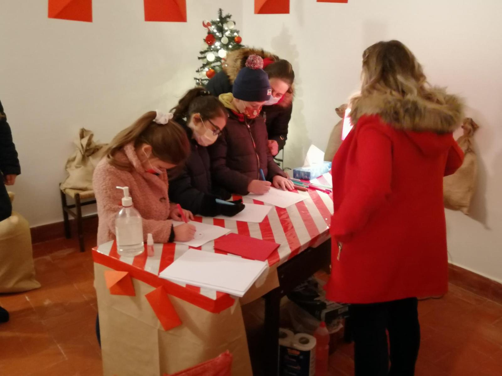 Palinuro, gioia e sorrisi per l’inaugurazione della casa di Babbo Natale