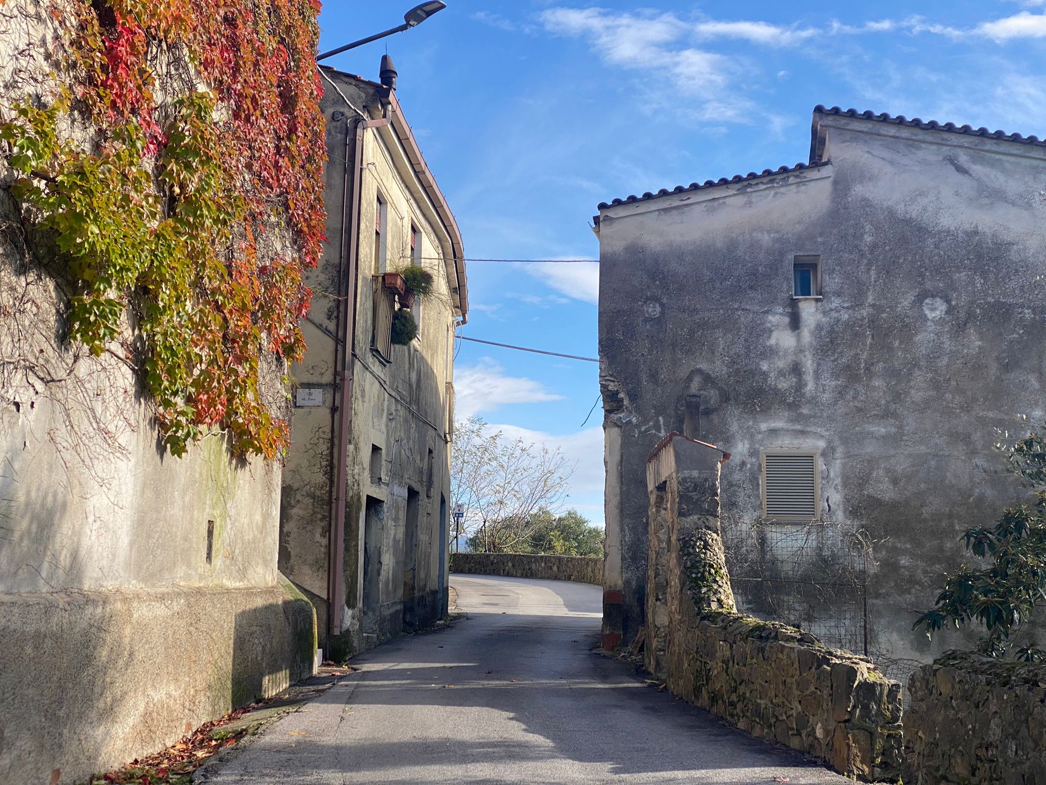 Ispani, accettato l’arretramento del fabbricato: dopo 50 anni la strada verrà allargata