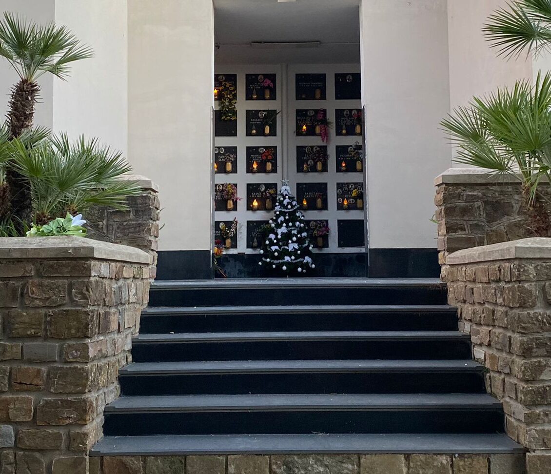 Castellabate, al cimitero un albero di Natale per tutti i defunti