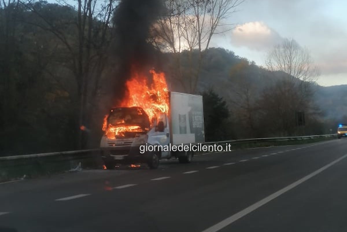 Camion avvolto dalle fiamme lungo la Cilentana