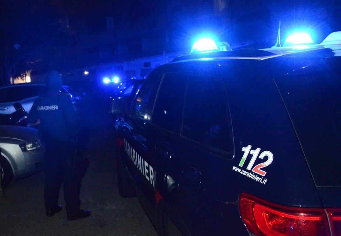 Policastro, picchia la compagna sotto gli occhi della bambina: 25enne in manette