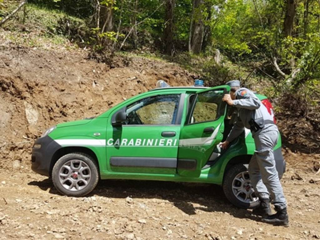 San Pietro al Tanagro, puzza di materiale bruciato: carabinieri scoprono abusi edili