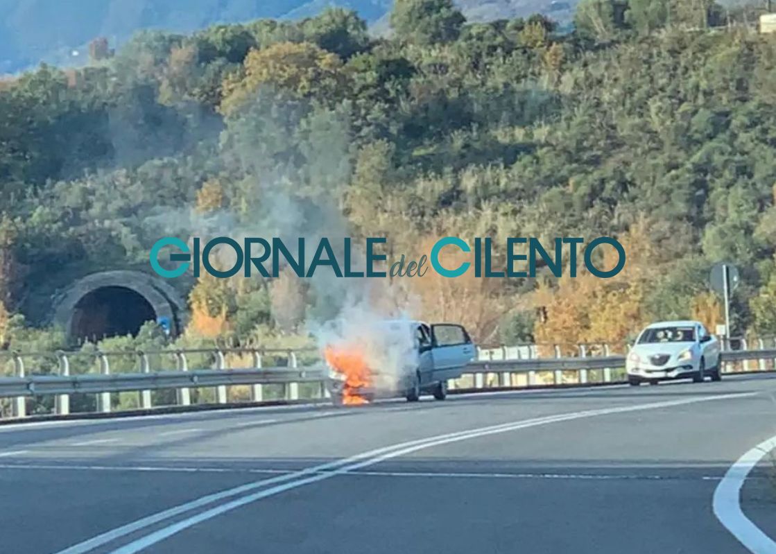 Auto prende fuoco sulla Cilentana, nessun ferito