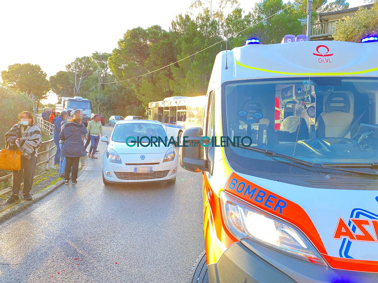 Cilento, schianto lungo via del Mare: bus studenti contro camion. Ferita 14enne