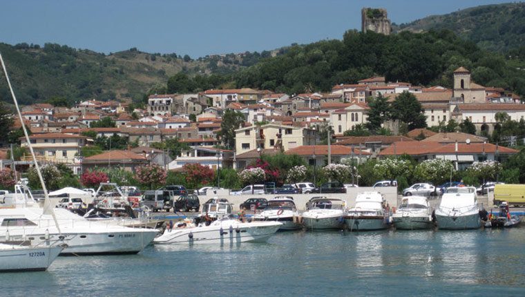 Parcheggio al mare, tariffe agevolate: Sanza rinnova convenzione con Santa Marina-Policastro