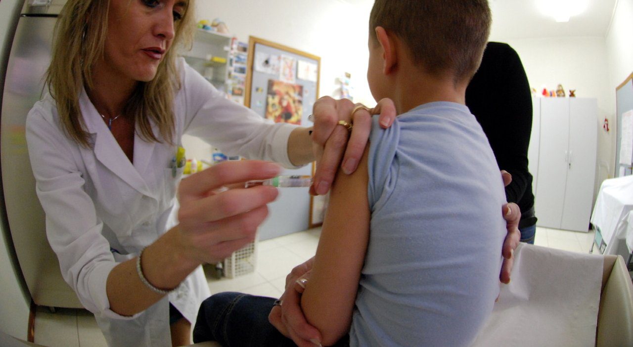 Vaccini per i bambini, in Campania arrivate 157 mila dosi ma ci solo 5 mila prenotati
