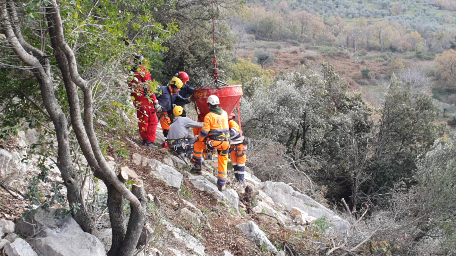 Aquara, elicottero e rocciatori per la messa in sicurezza della Sp 12