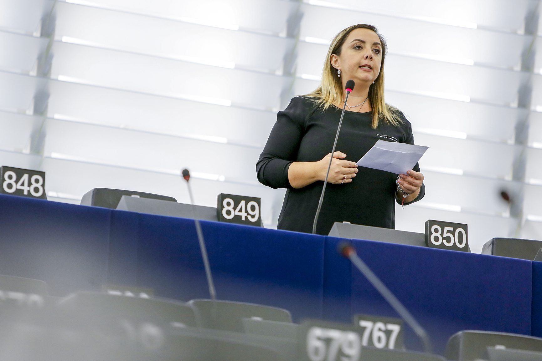 Violenza di genere, l’eurodeputata Adinolfi (FI): “Basta tolleranza, pene esemplari per chi commette violenze contro le donne”