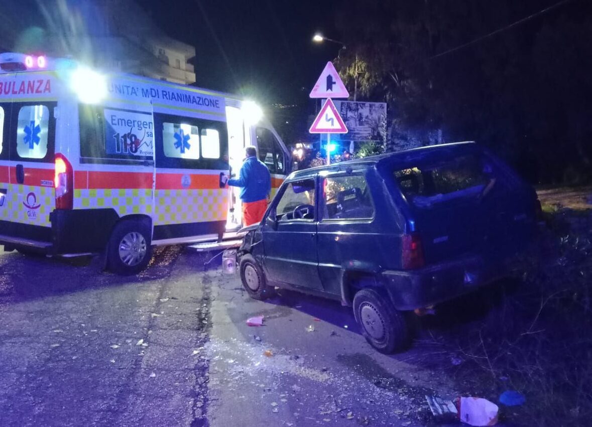 Via del Mare, ennesimo incidente: auto si ribalta con famiglia a bordo