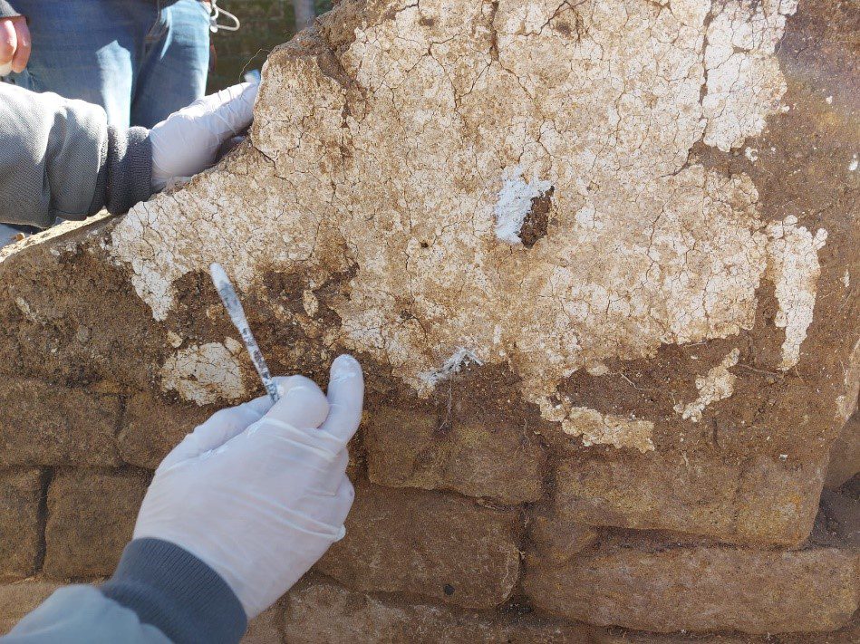 Velia, restauratori al lavoro per pulire antichi intonaci del santuario dell’Acropoli