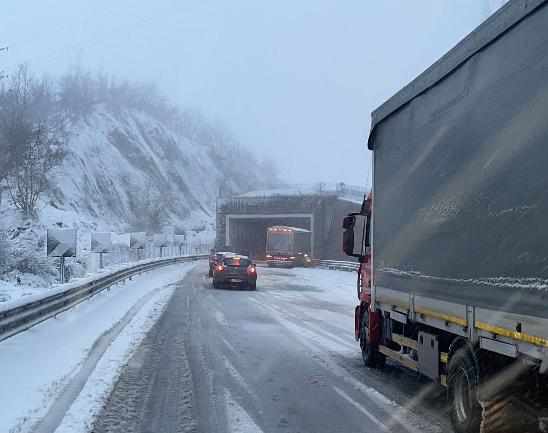 Ghiaccio e neve, autoarticolato si ribalta tra Atena e Pozzi di Brienza: auto bloccate