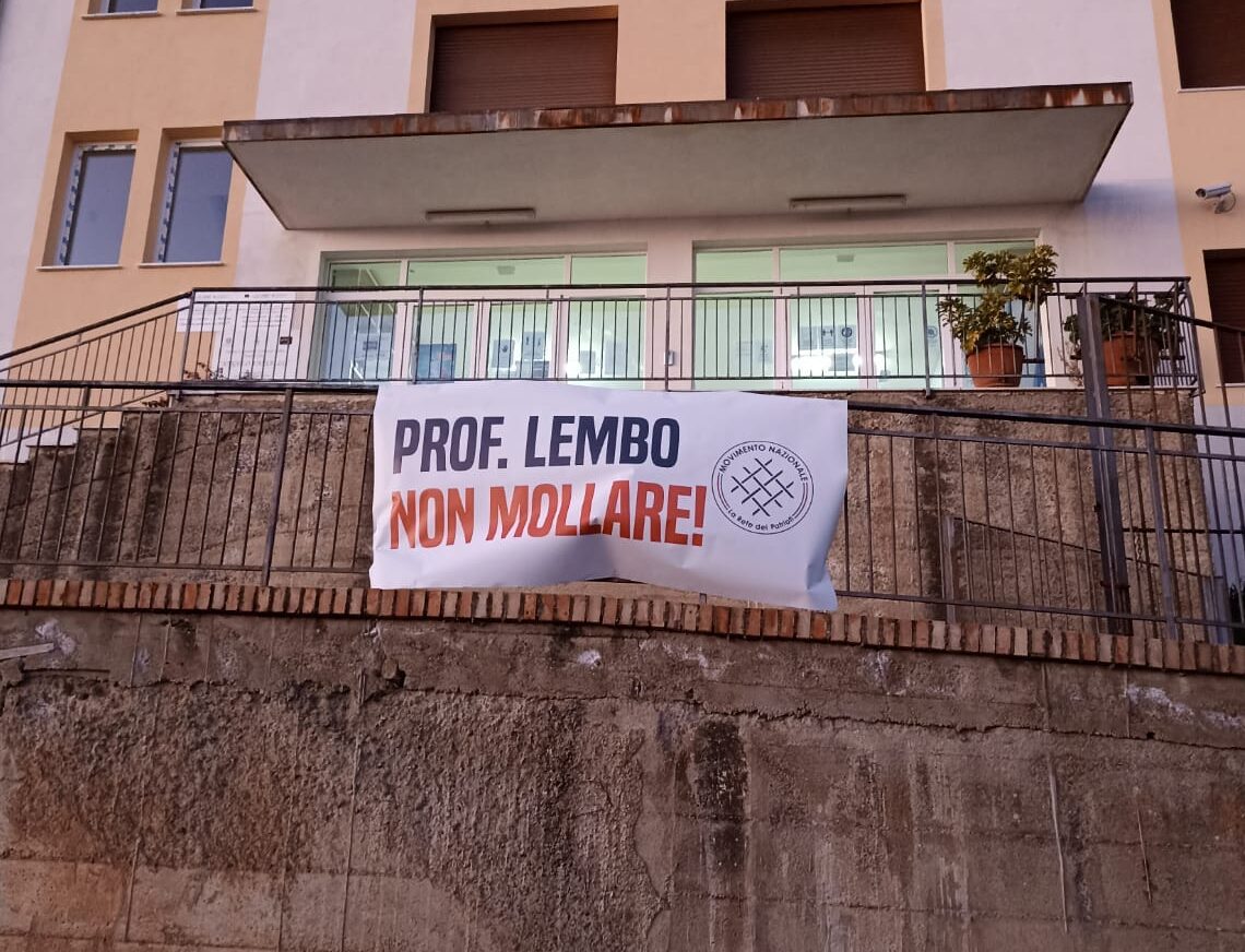 Cilento, insegnante ‘no vax’ sospesa. Lo striscione a scuola: «Prof.Lembo, non mollare»