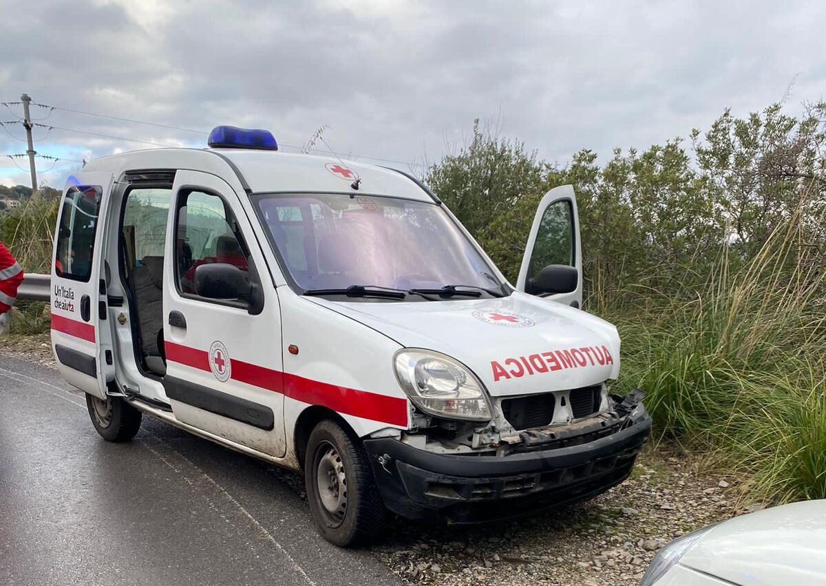 Camerota: l’auto medica dei tamponi contro il guard rail, soccorritori salvati da altri soccorritori