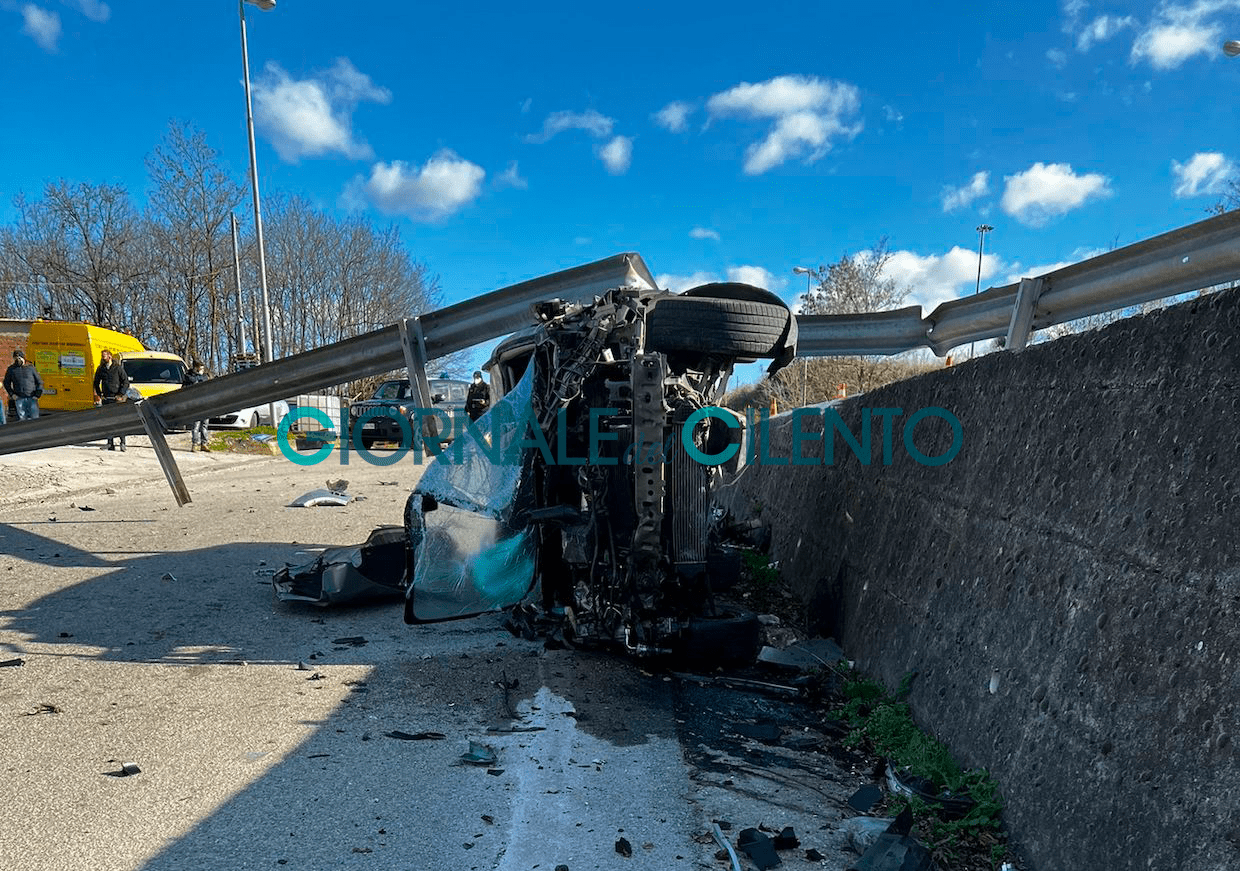 Sicignano degli Alburni, si schianta e distrugge 25 metri di guard rail: un ferito