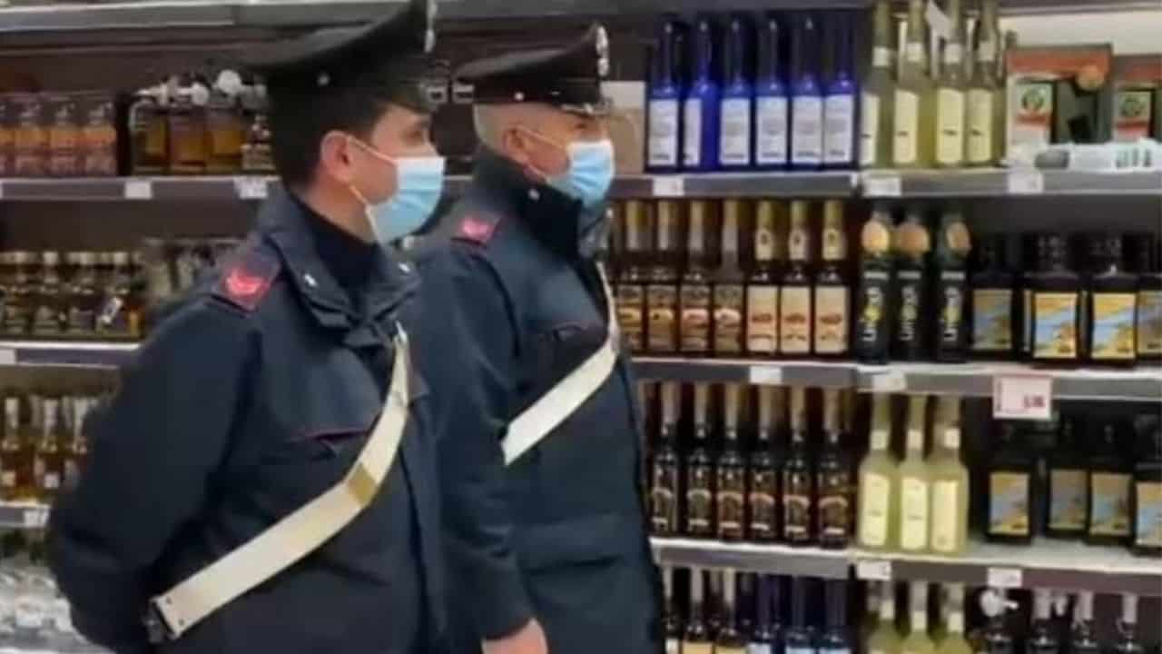 Atena Lucana, acciuffata la taccheggiatrice di alcolici: denunciata