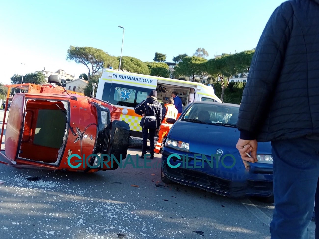 Scontro tra Apecar e un’auto sulla Via del Mare, anziano ferito