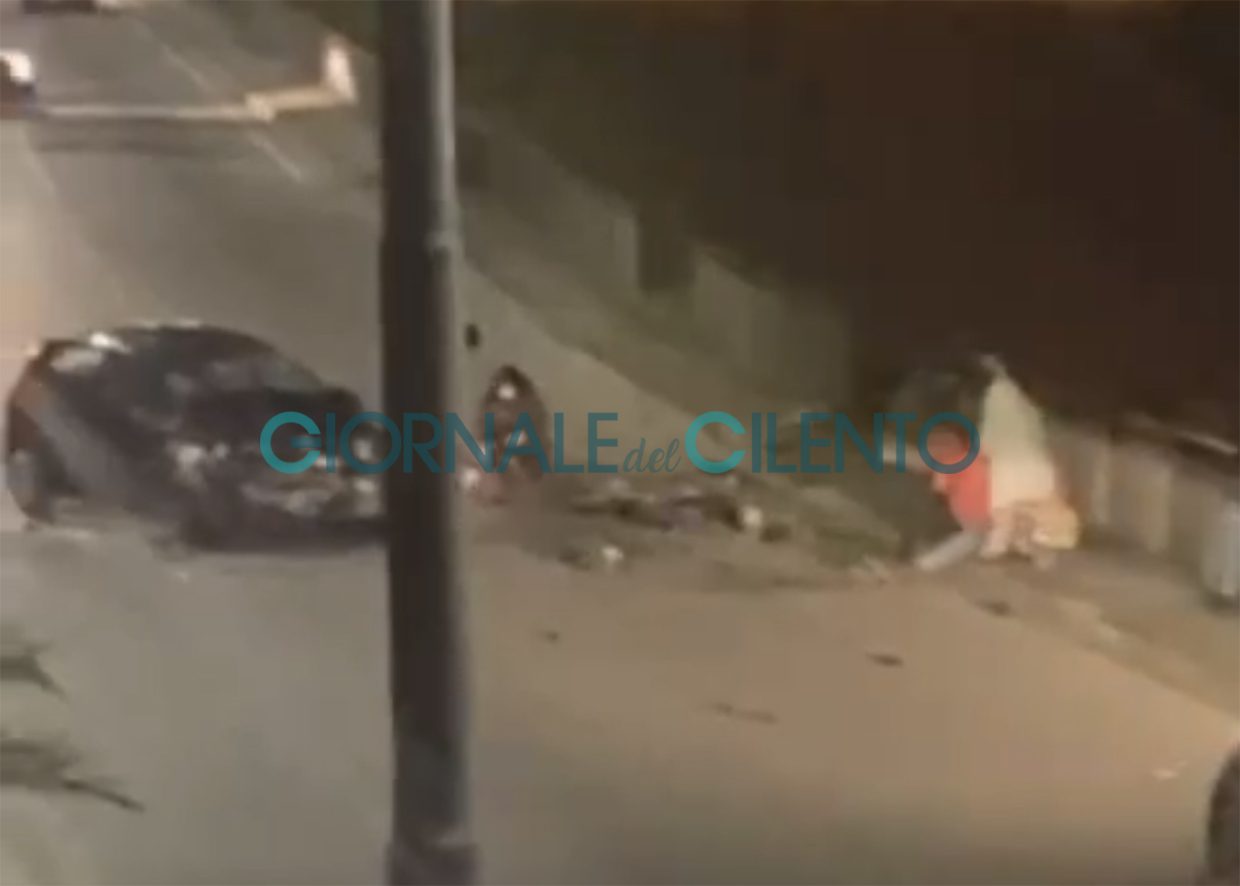 Casal Velino, frontale nella notte: auto sfonda guard rail e vola giù