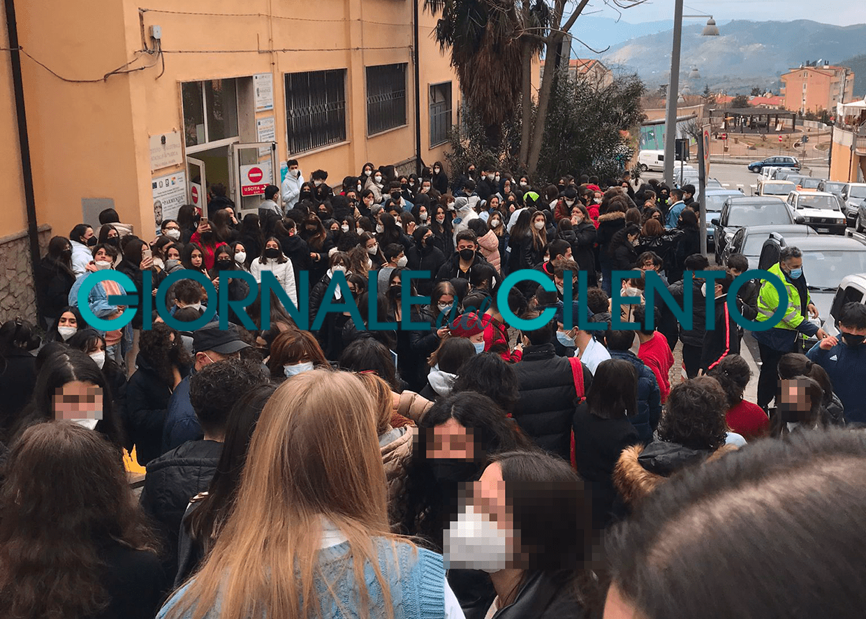 Vallo della Lucania, allarme incendio al Parmenide: scuola evacuata