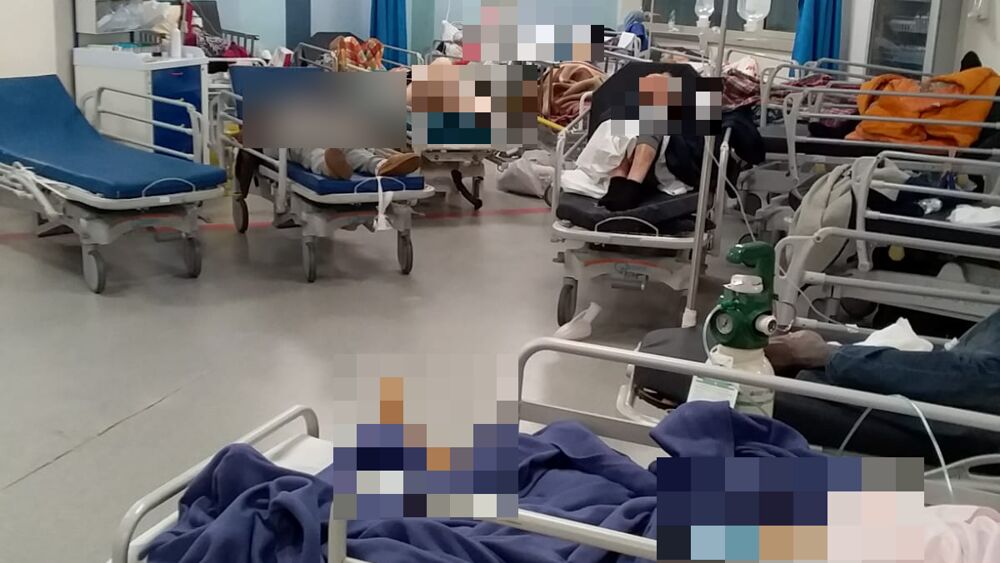 Campania, ospedali di nuovo in affanno: stop ai ricoveri, solo casi covid