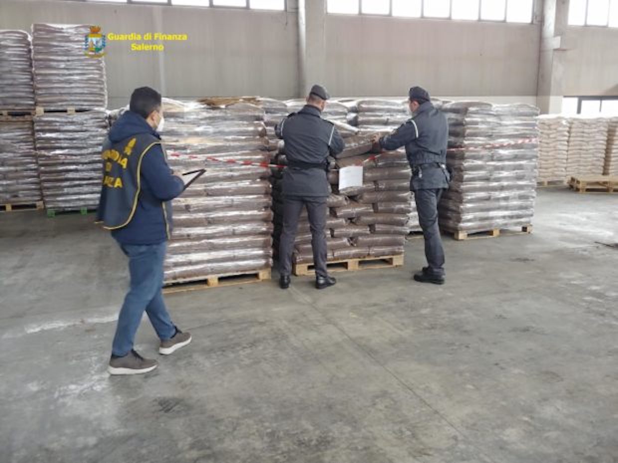 Teggiano, la guardia di Finanza sequestra 57 tonnellate di pellet illegale
