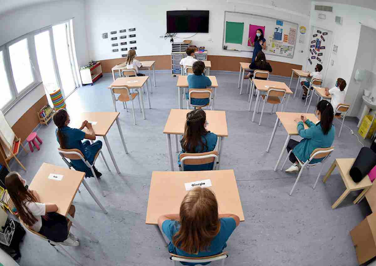 Covid, Gimbe: scuole aperte in Campania e i nuovi casi diminuiti del 31,3%