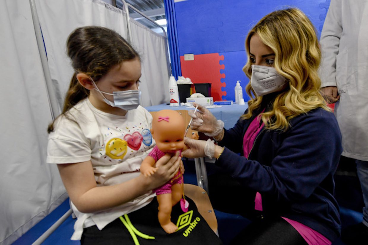 In Campania finti vaccini a bambole per tranquillizzare i bambini