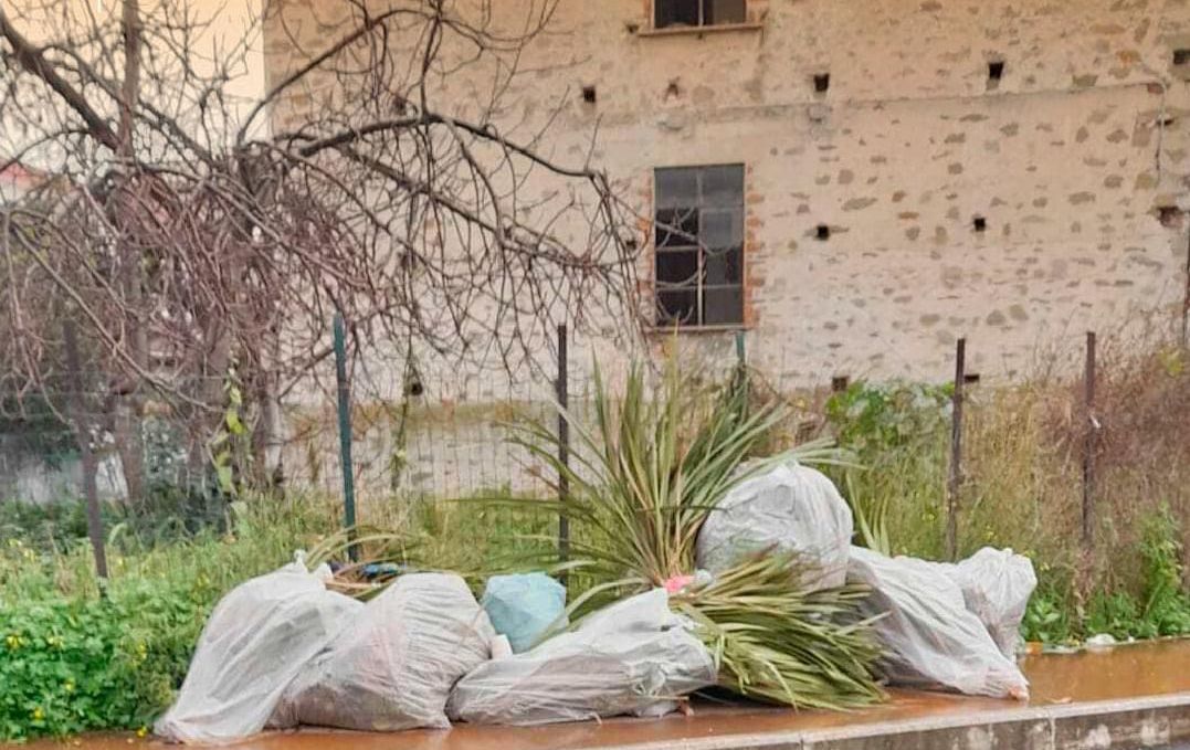 Agropoli, rifiuti in strada. Sindaco fa chiarezza: «Il decoro della città dipende anche dai cittadini»