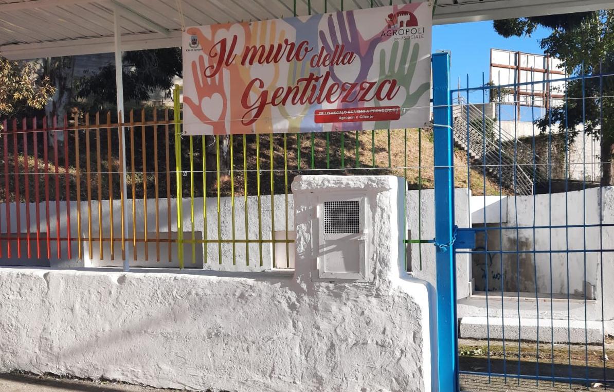 Ad Agropoli nasce il muro della gentilezza: abiti e libri per chi ne ha bisogno