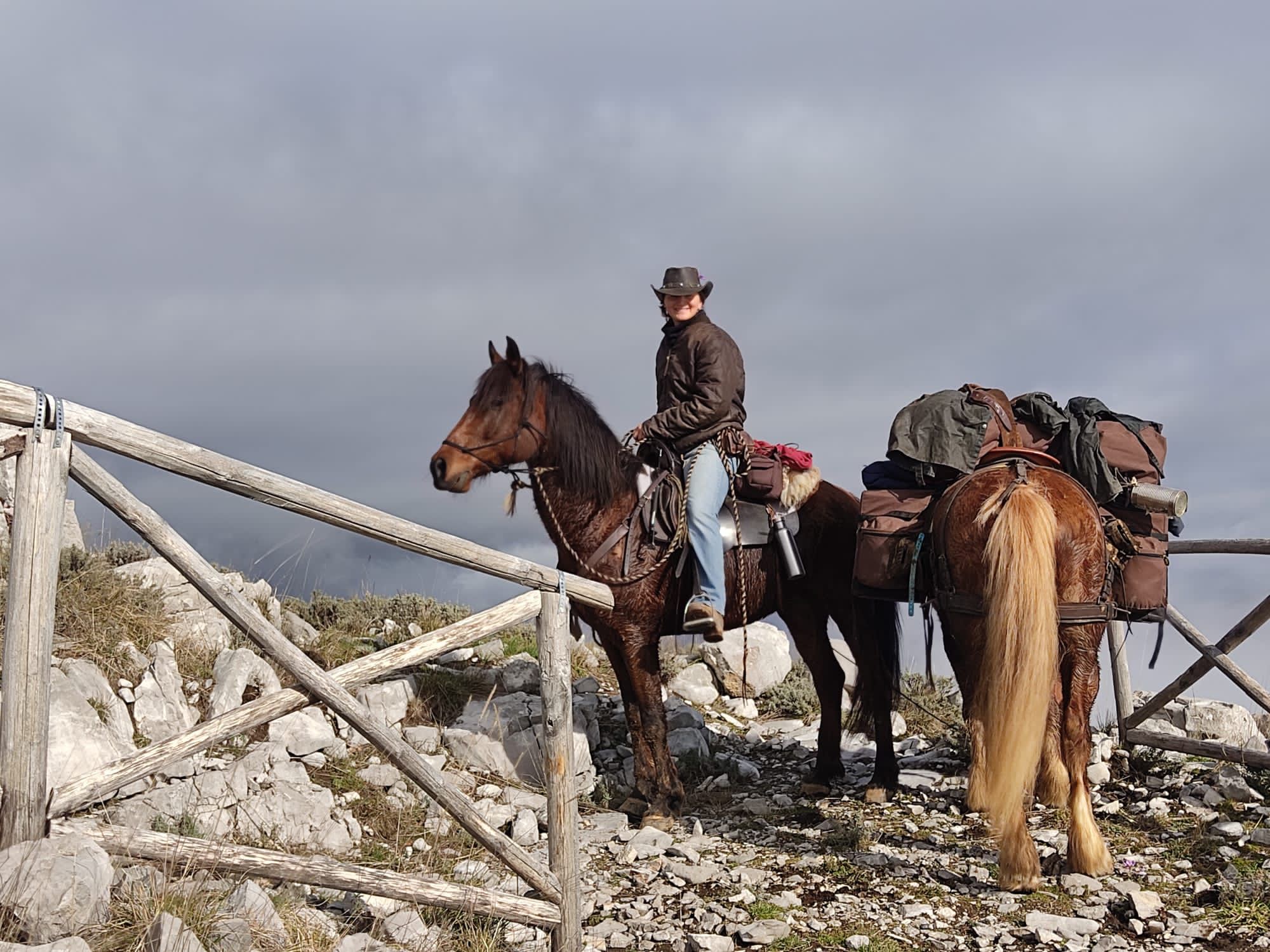 Da nord a sud in cavallo: il viaggio di Anna Maria fa tappa nel Cilento