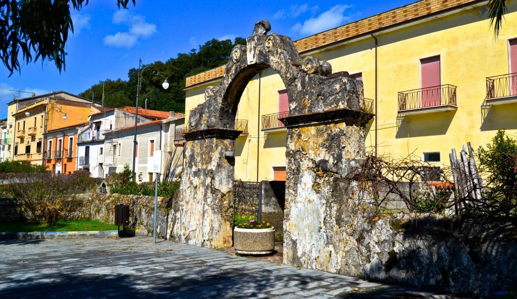 Capitello, otto indagati per l’installazione dell’antenna nel centro abitato