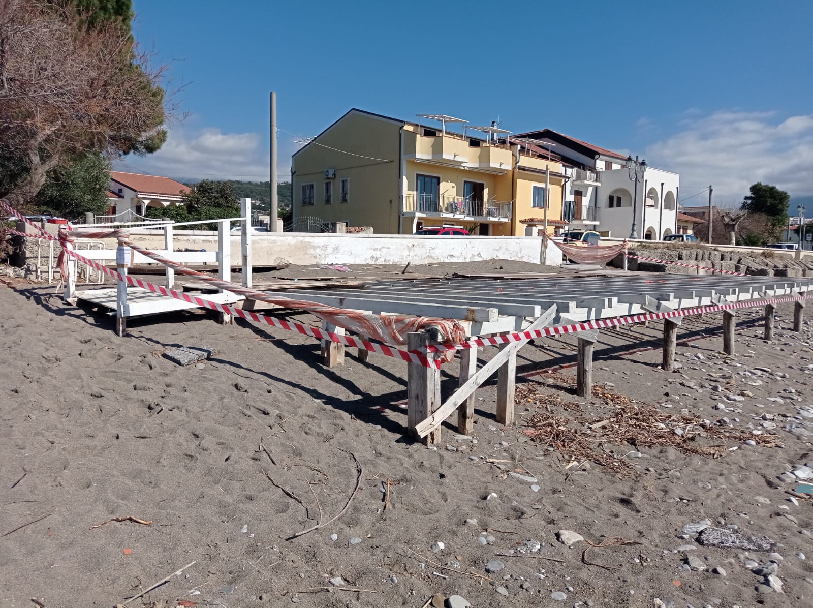 Villammare, non smonta la struttura: scatta il sequestro in uno stabilimento