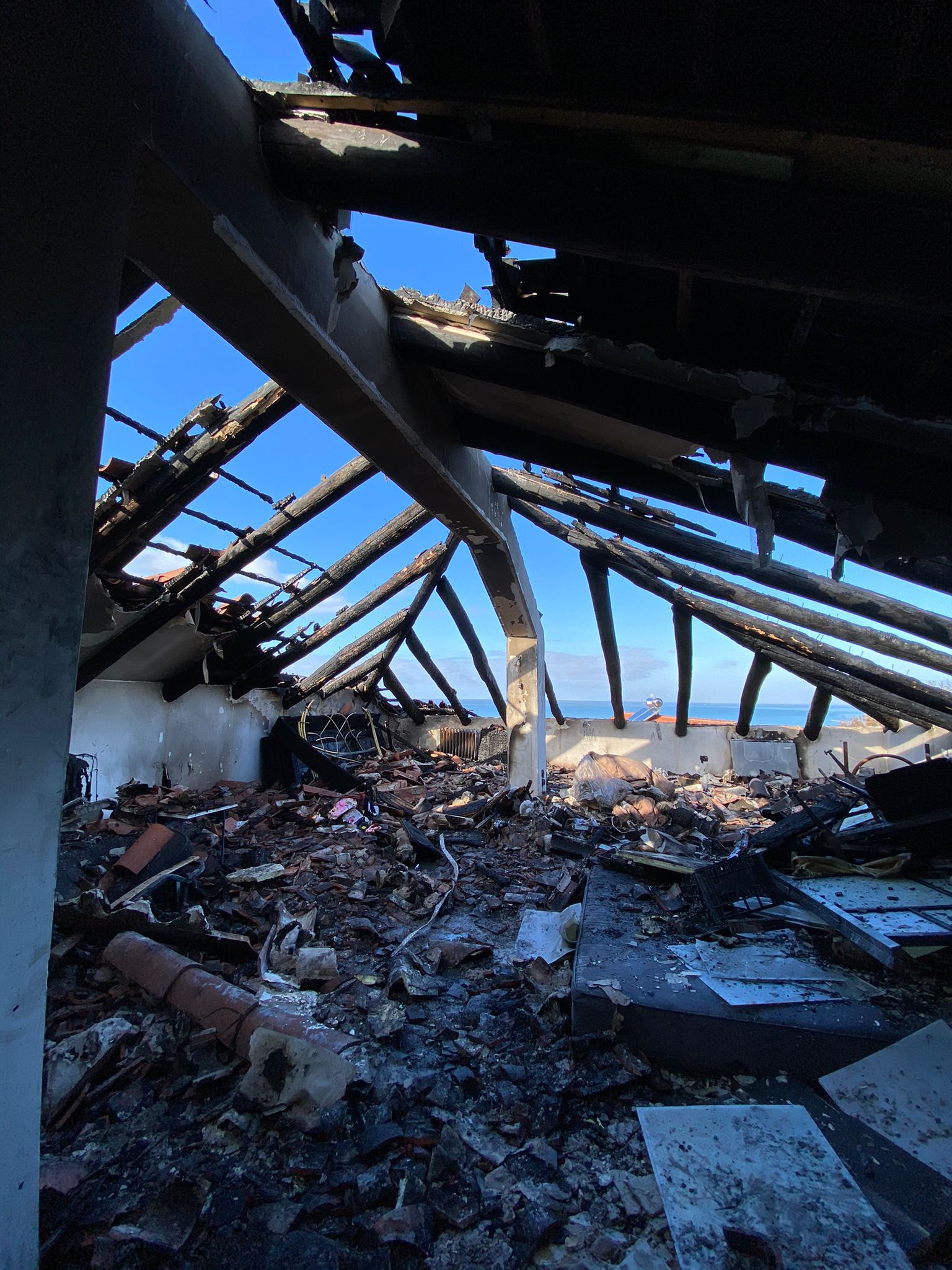 Castellabate, fiamme distruggono tetto abitazione: paura nella notte