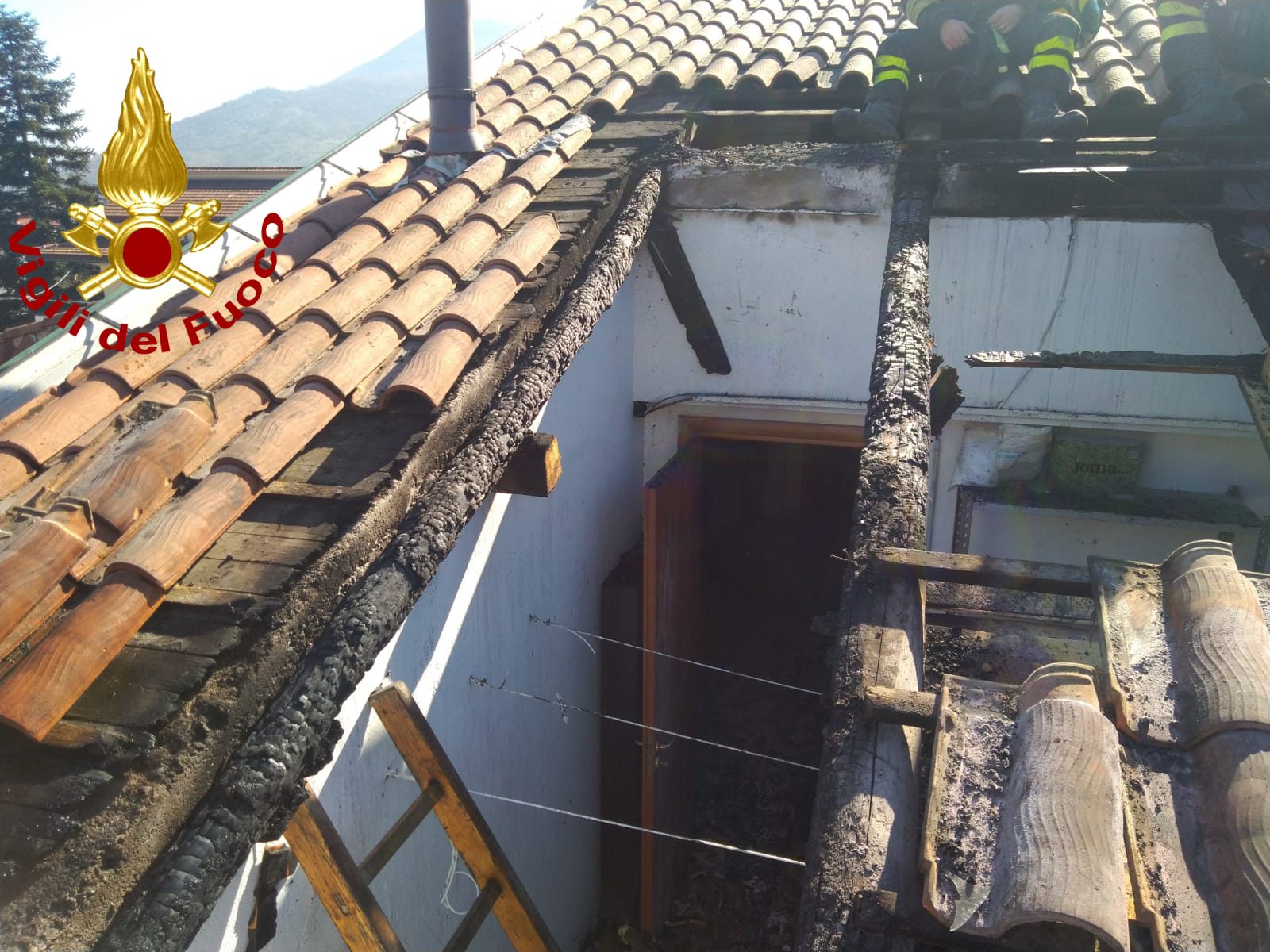 Sassano, fiamme dalla canna fumaria: tetto distrutto