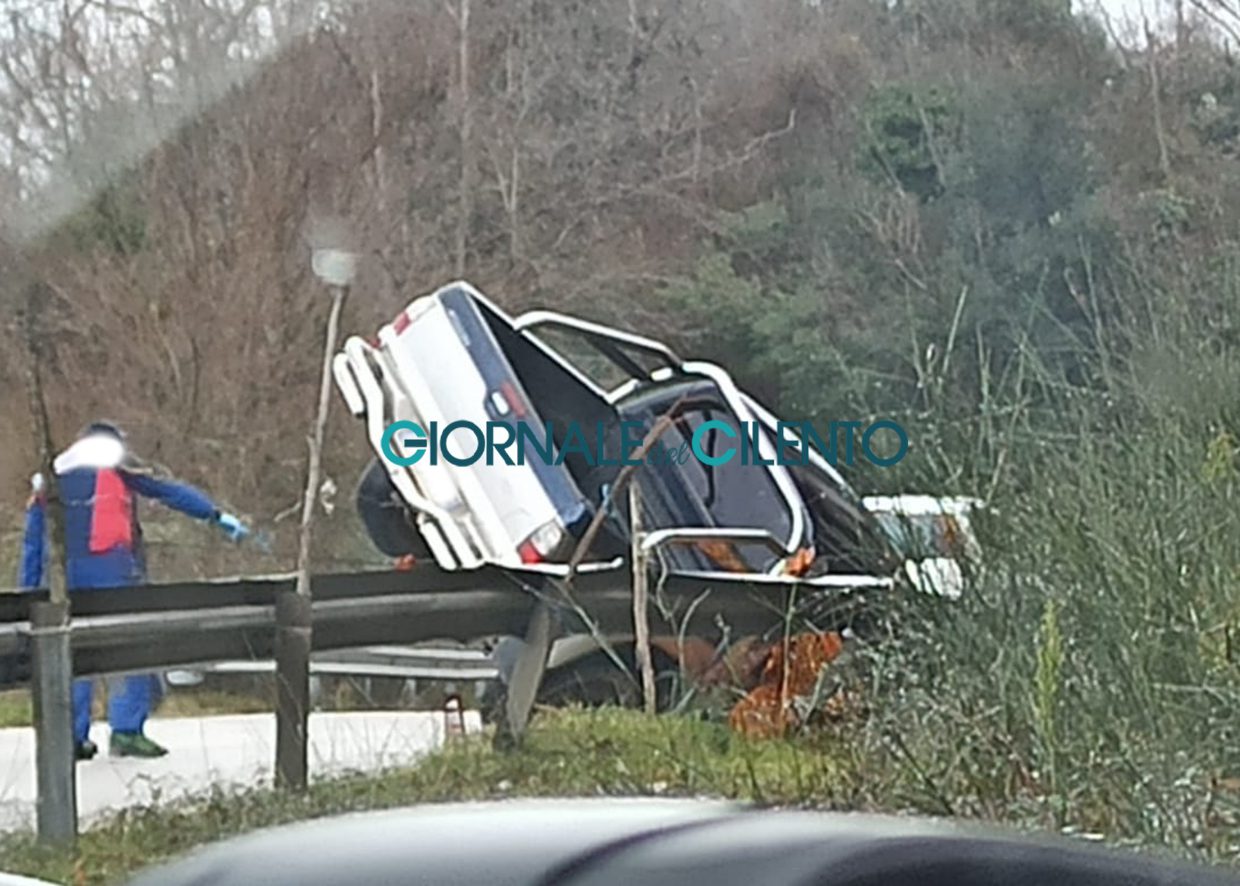 Esce fuori strada, incidente tra San Severino di Centola e Poderia