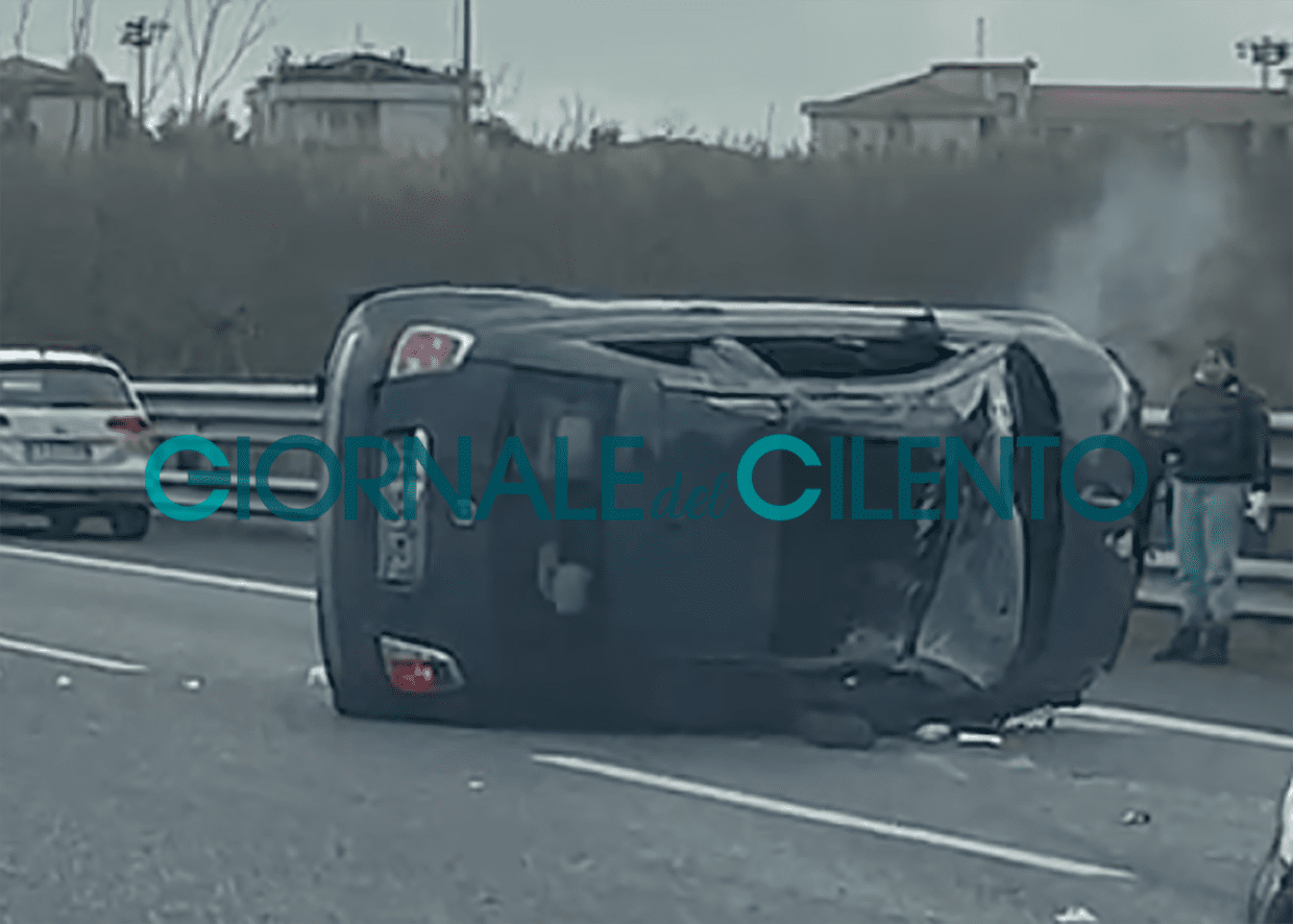 Schianto in autostrada, 500 si ribalta: due feriti