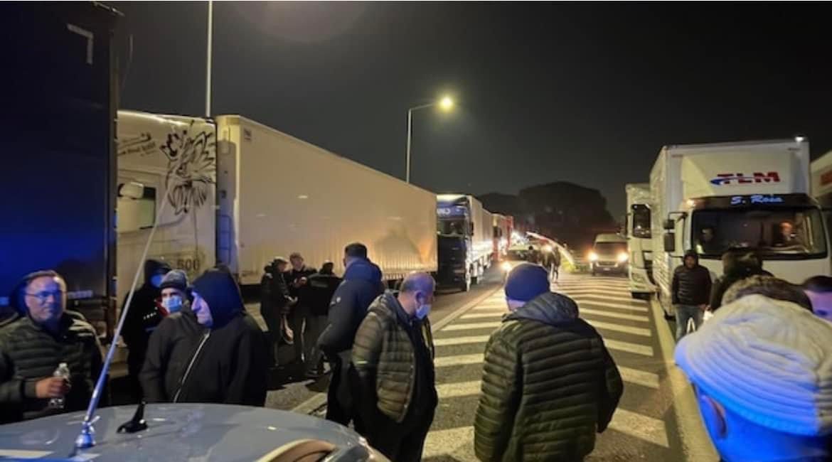 Caro benzina, esplode la protesta dei camion: blocchi in autostrada