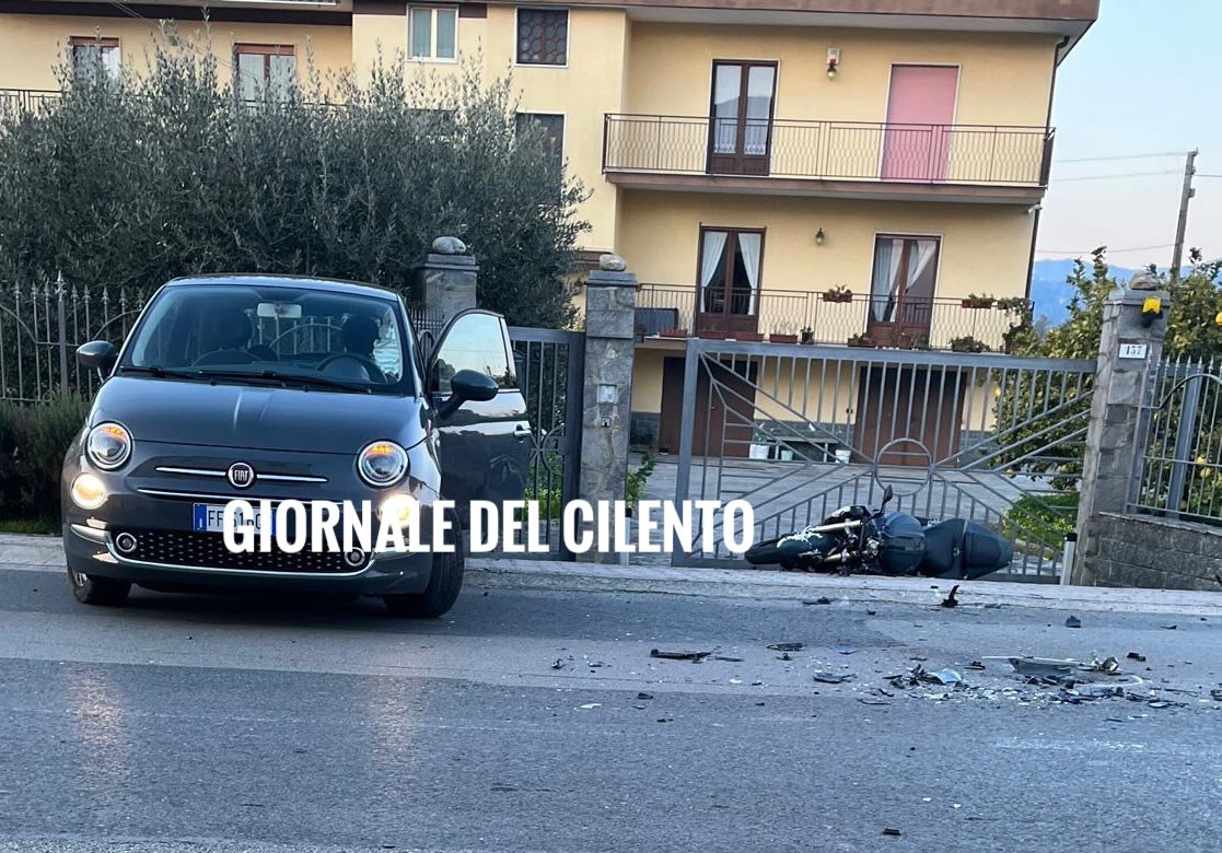 Casal Velino, moto contro auto: 26enne ferito. Volontario investito