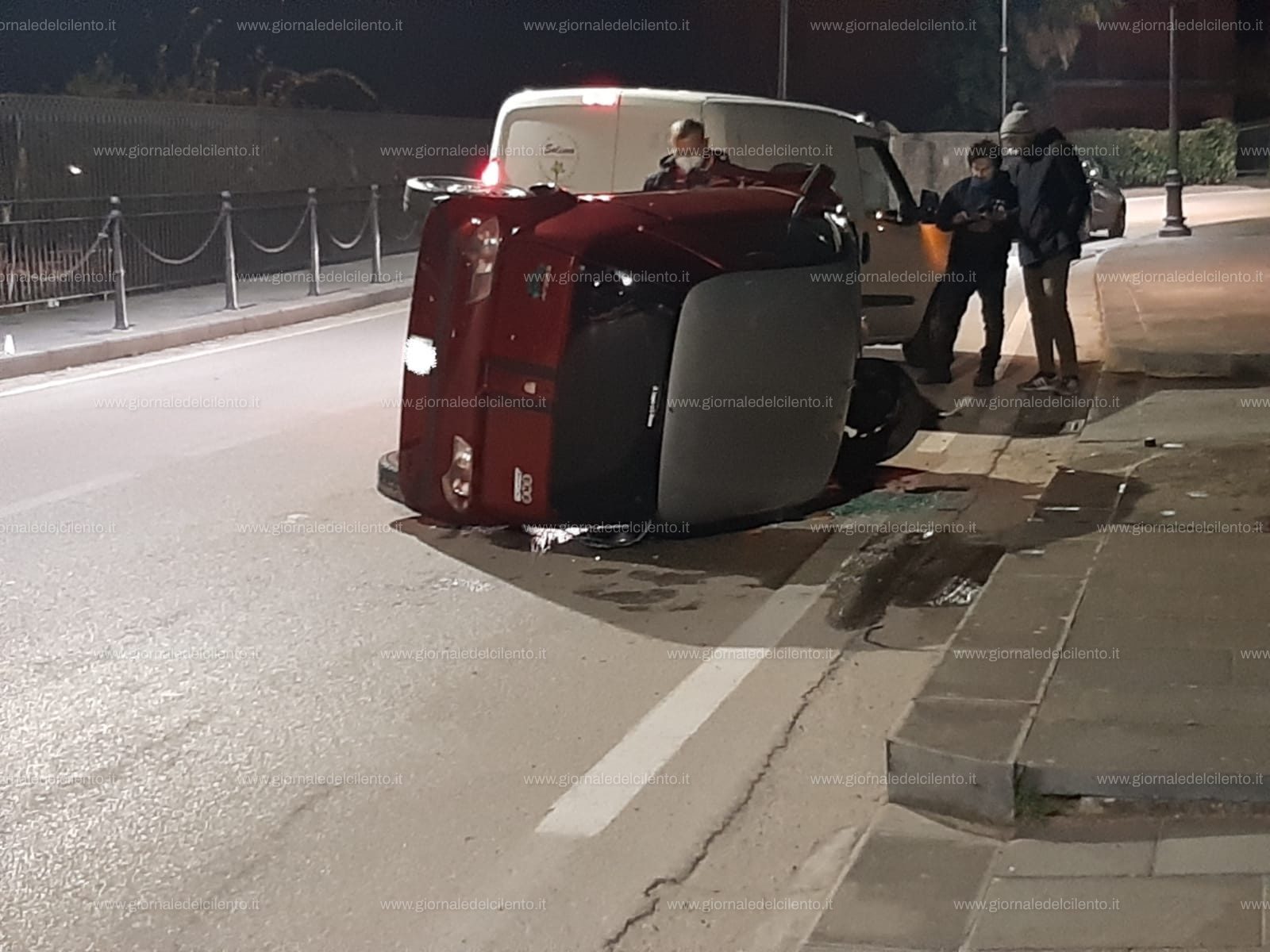 Minicar si ribalta a San Pietro al Tanagro, feriti lievemente due giovanissimi