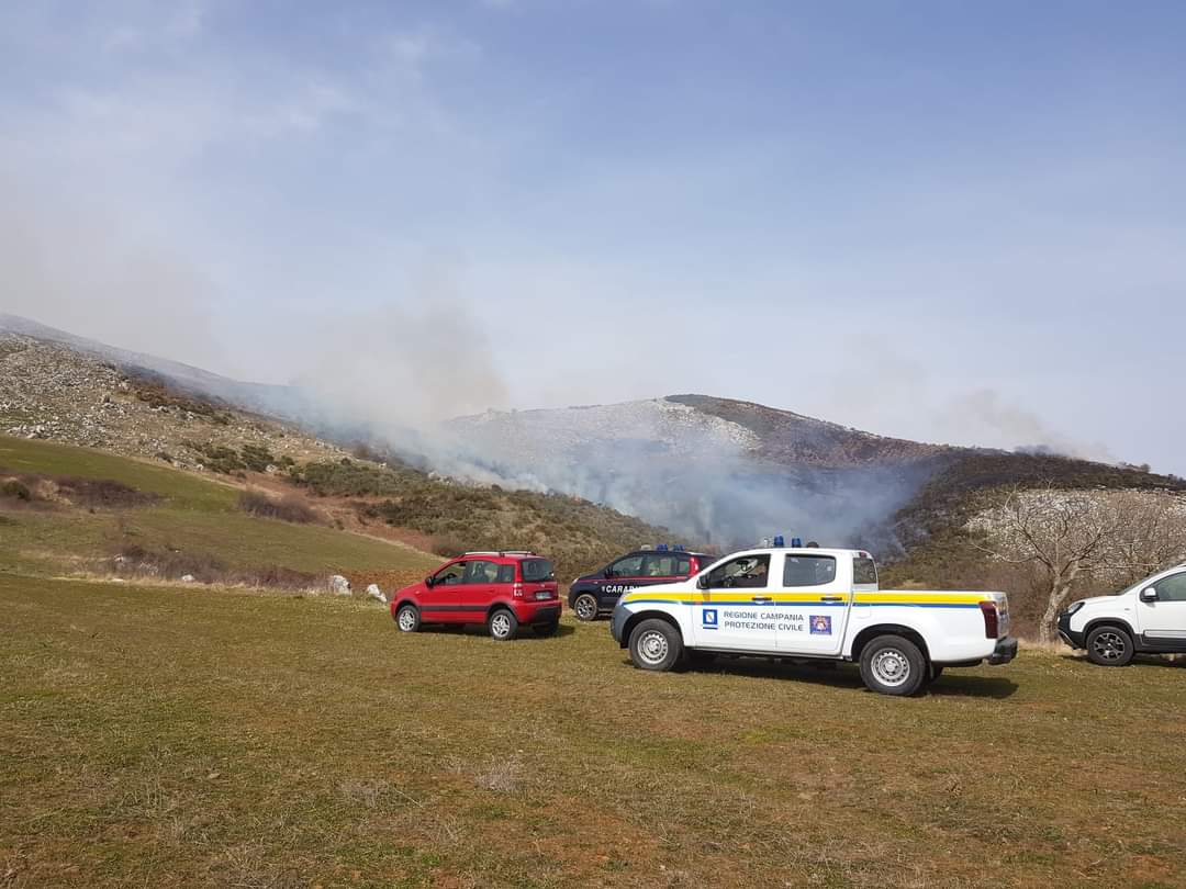 Fiamme a Monte Capo la Serra tra Caggiano e Polla: probabile dolo