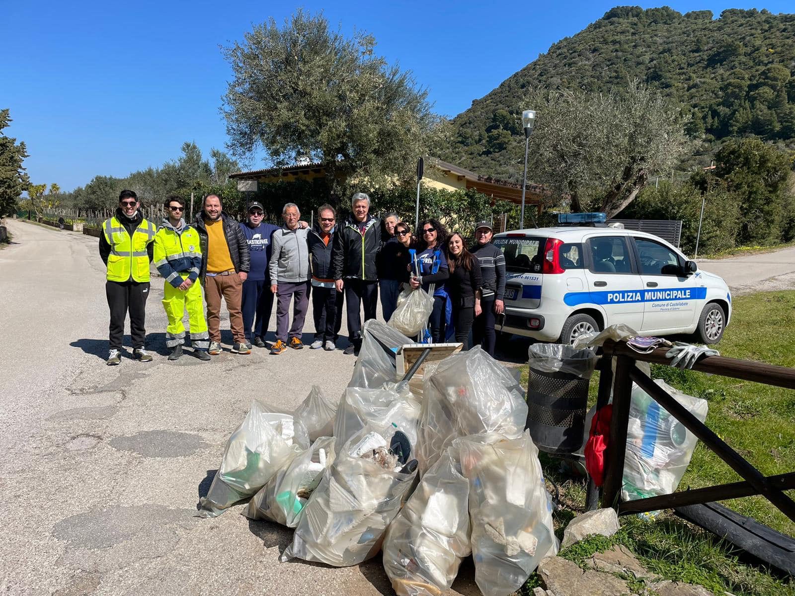 Castellabate, volontari in azione per la pulizia del porticciolo di Licosa