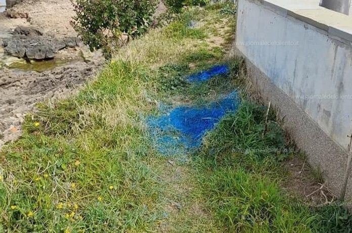 Castellabate, strisce blu sul lungomare e la vernice finisce sulla scogliera