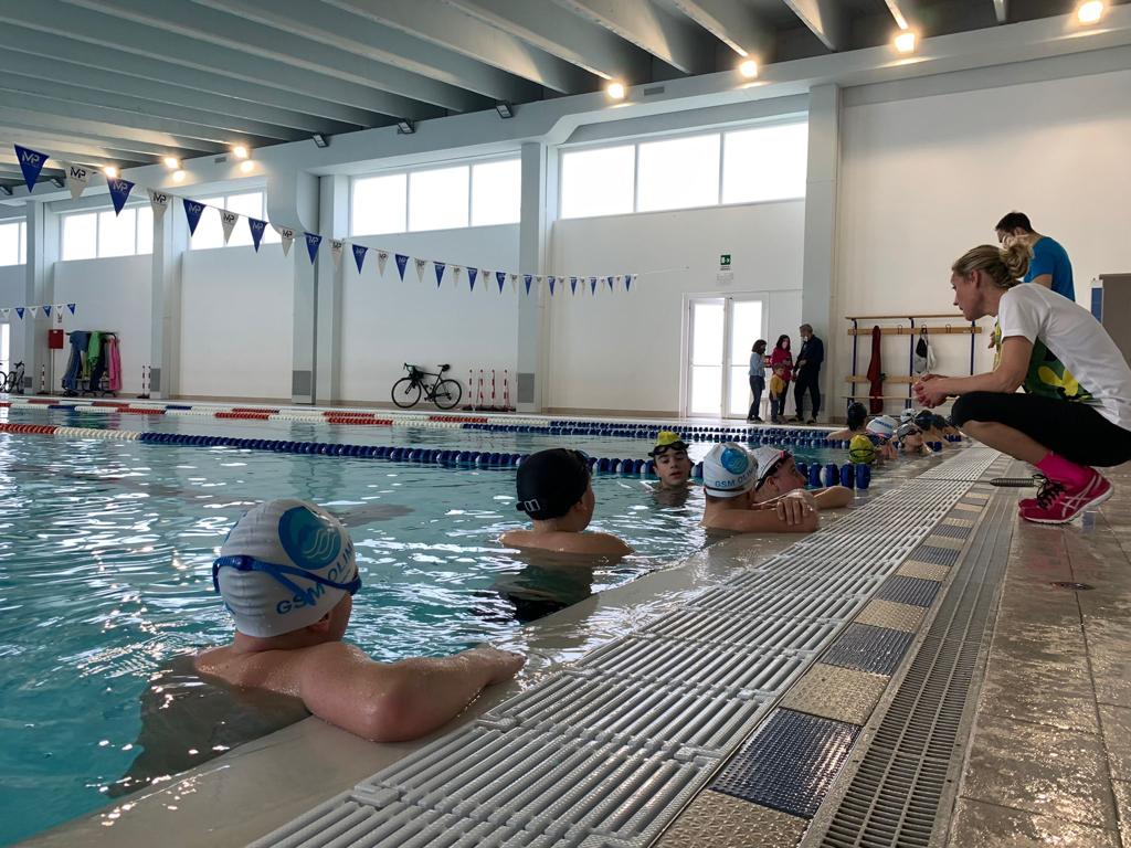 Atleti di triathlon campano in raduno alla piscina di Buonabitacolo prima della gara