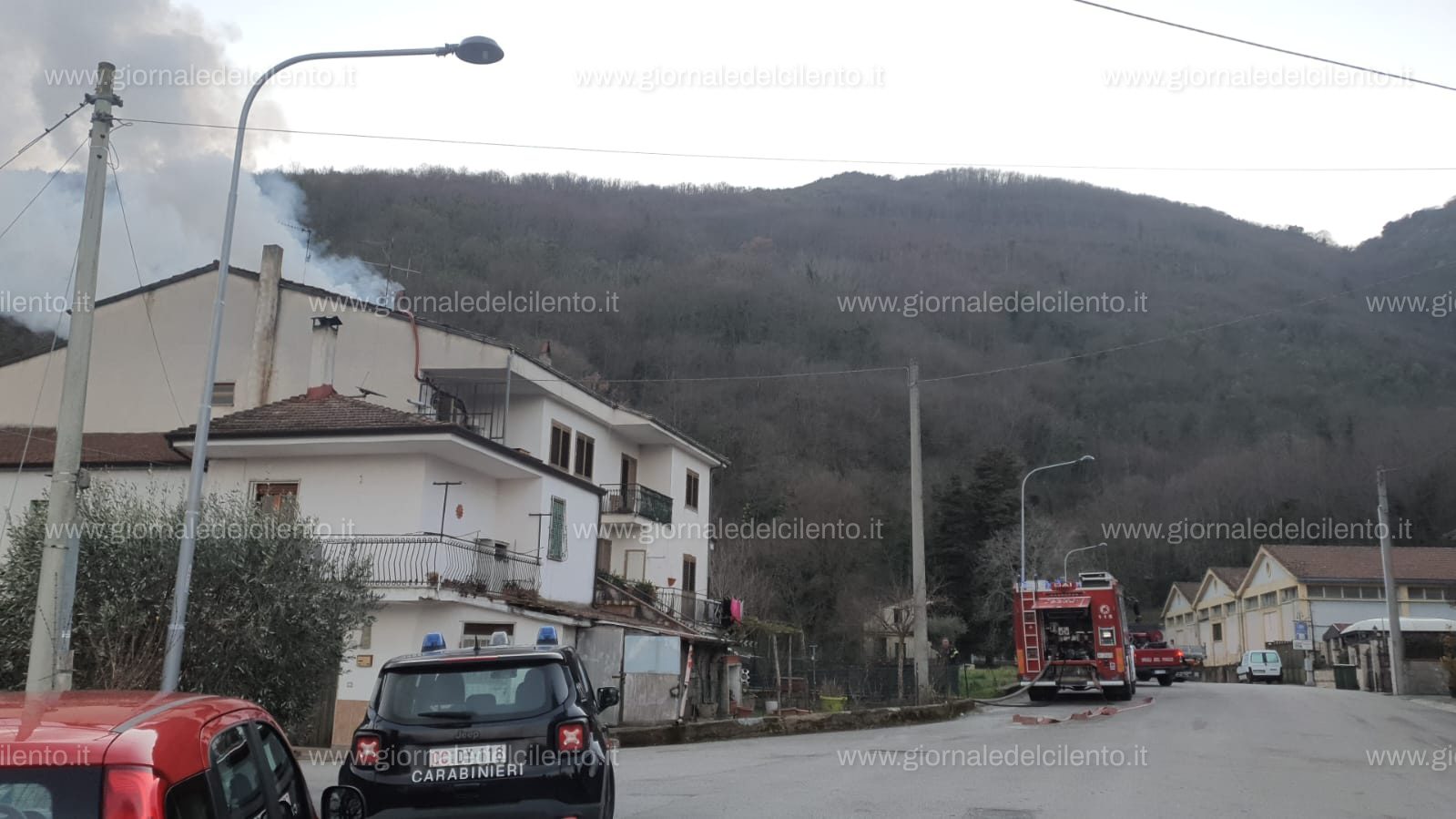 A fuoco il sottotetto di una palazzina a Sant’Arsenio: famiglie evacuate