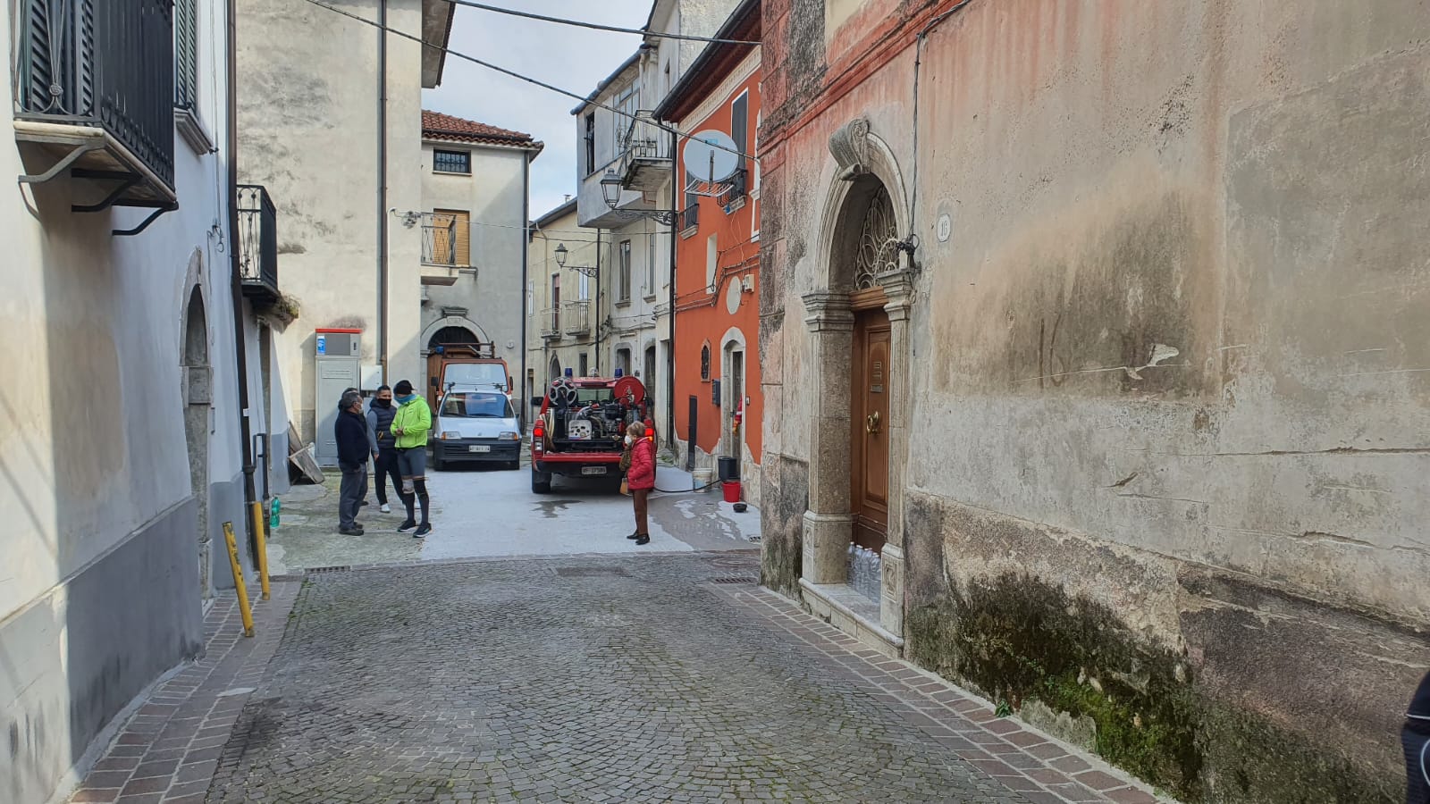 Polla, volontario protezione civile salva una famiglia da un incendio