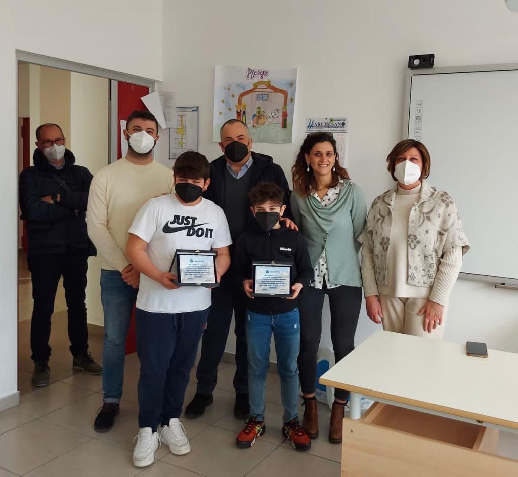 Polla, trovano portafoglio e lo restituiscono: due ragazzi premiati dal Comune