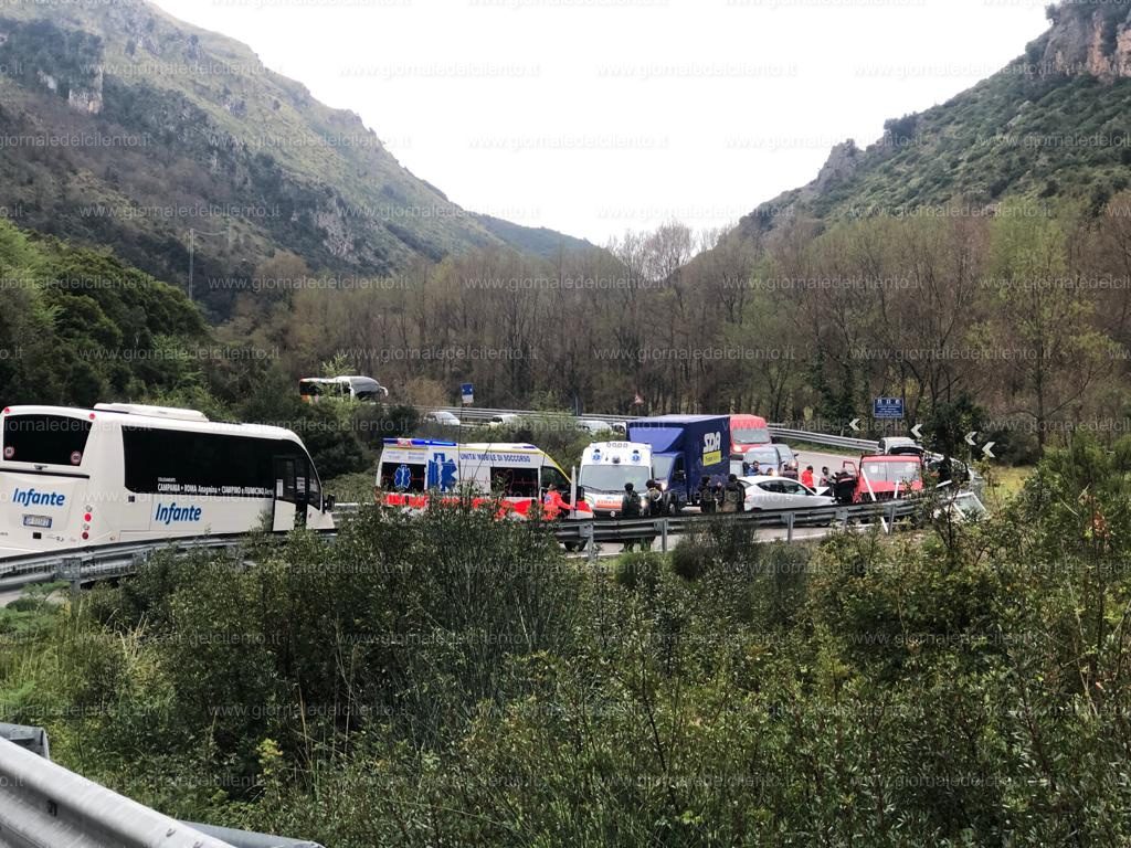 Mingardina, camion contro auto: ci sono feriti. Traffico bloccato